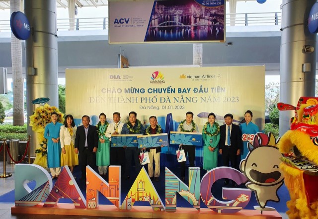 Vietnam Airlines cùng các tỉnh thành đồng loạt đón khách đầu tiên của năm 2023
