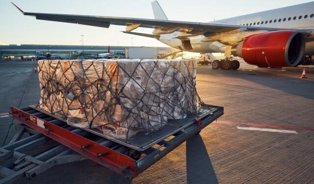 Aviation News No.7: IATA báo cáo nhu cầu hàng hóa hàng không tiếp tục giảm