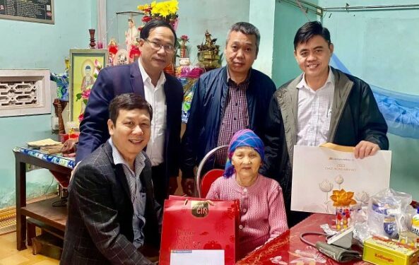 Thăm và chúc Tết Mẹ Việt Nam Anh hùng nhân dịp Tết Nguyên đán Quý Mão 2023