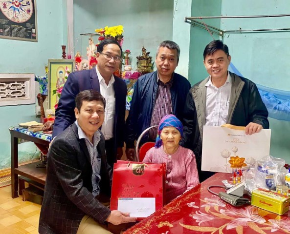 Thăm và chúc Tết Mẹ Việt Nam Anh hùng nhân dịp Tết Nguyên đán Quý Mão 2023