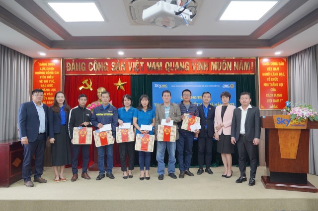 Thanh niên Skypec mang Tết về nhà