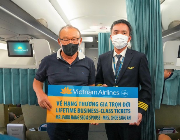 Vietnam Airlines tri ân HLV Park vé bay Thương gia trọn đời giữa Hàn Quốc và Việt Nam