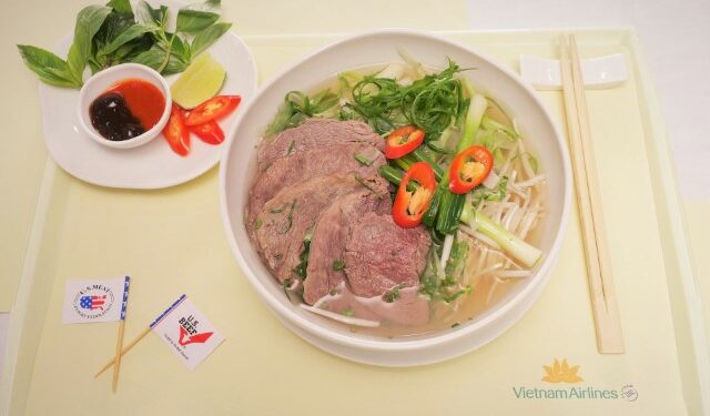 Những điểm chạm văn hóa Việt giữa tầng mây