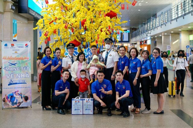 ĐTN Vietnam Airlines cùng thanh niên công nhân có hoàn cảnh khó khăn “Mang Tết về nhà”