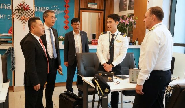 Lãnh đạo UBQLV và lãnh đạo TCT chúc Tết các đơn vị trực đêm 30 Tết tại Nội Bài và Tân Sơn Nhất