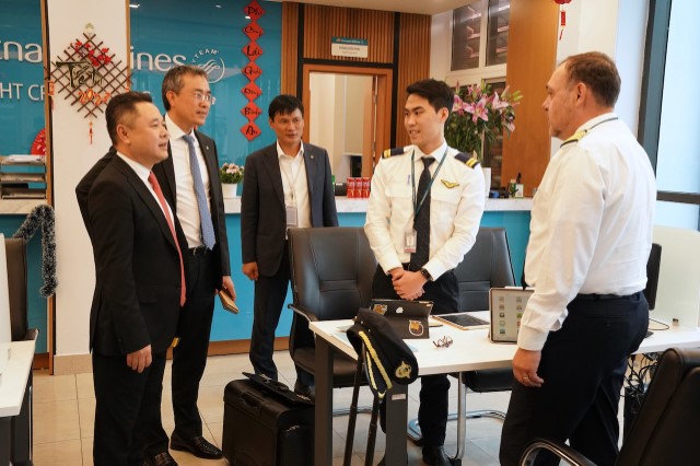 Lãnh đạo UBQLV và lãnh đạo TCT chúc Tết các đơn vị trực đêm 30 Tết tại Nội Bài và Tân Sơn Nhất