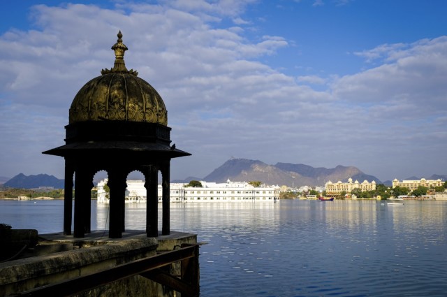 Thành phố trắng bên hồ