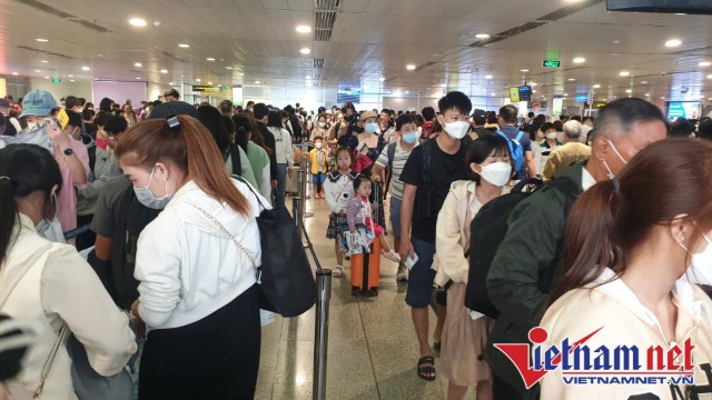 Phá kỷ lục, Tân Sơn Nhất đón gần 145.000 khách ngày mùng 5 Tết