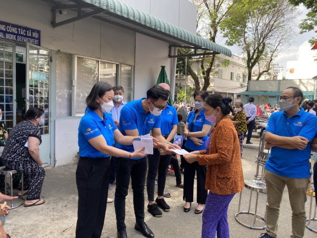 ĐTN TTHL tổ chức trao quà từ thiện tại BV Ung Bướu TPHCM