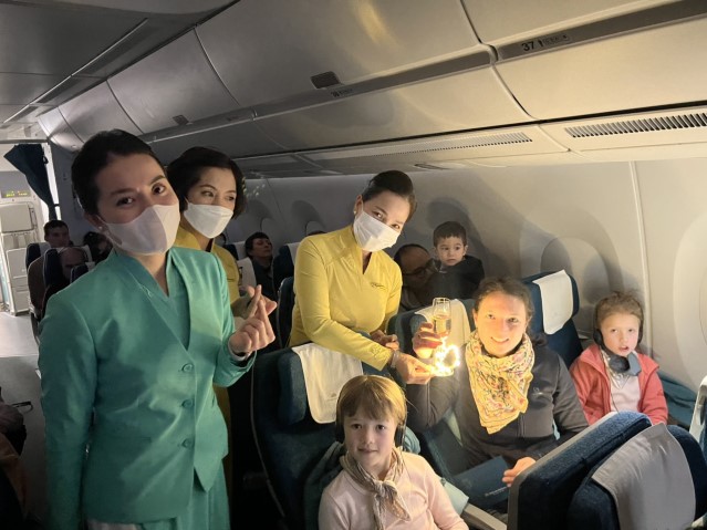 Sinh nhật tuổi 40 đầy bất ngờ trên độ cao 30.000 feet