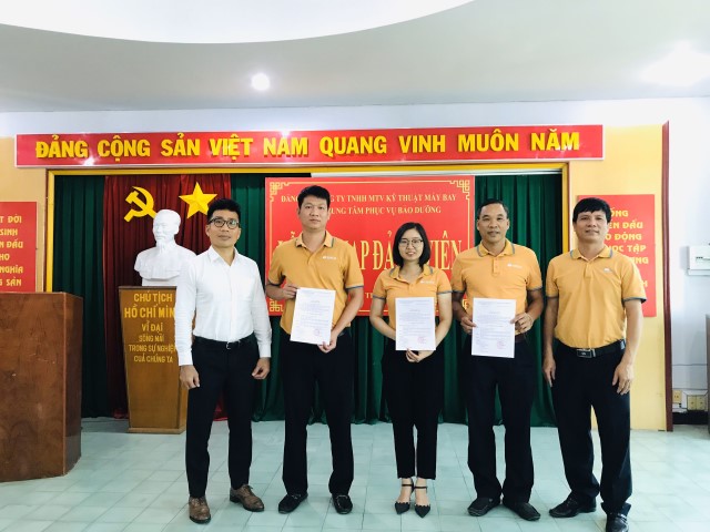 Chi bộ TT Phục vụ Bảo dưỡng – VAECO tổ chức kết nạp đảng viên mới