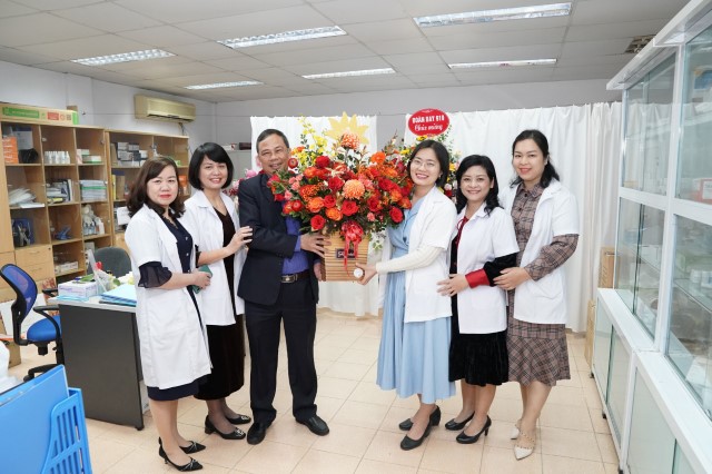 [27/2] Đại diện TCT thăm, chúc mừng Ngày Thầy thuốc Việt Nam
