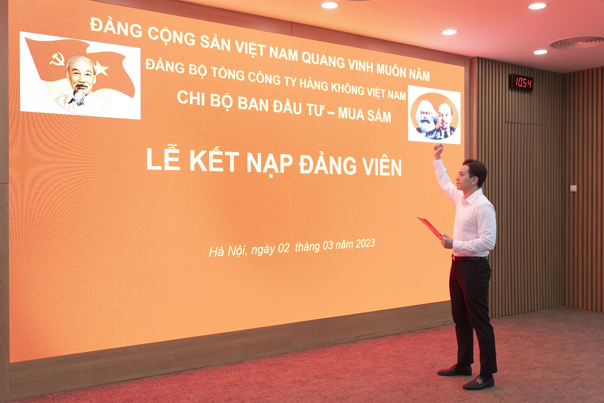 638137000806781243 alt text