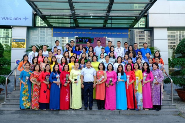 [8/3] Những “bóng hồng” TTHL tươi tắn trong tà áo dài