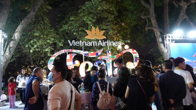Hàng nghìn lượt du khách khuấy động “Vietnam Airlines Festa – International Day”