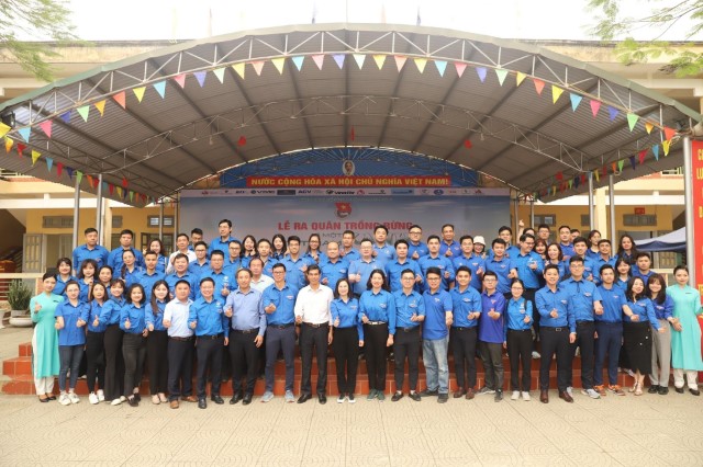 Tuổi trẻ VNA ra quân trồng rừng “vì một Việt Nam xanh”