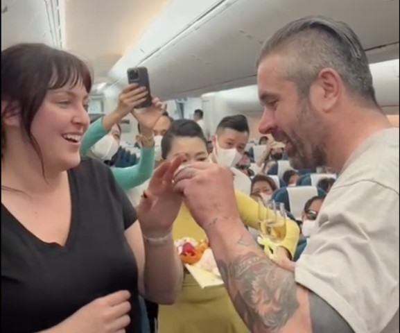 “Tan chảy” với màn cầu hôn ngọt ngào trên chuyến bay của VNA