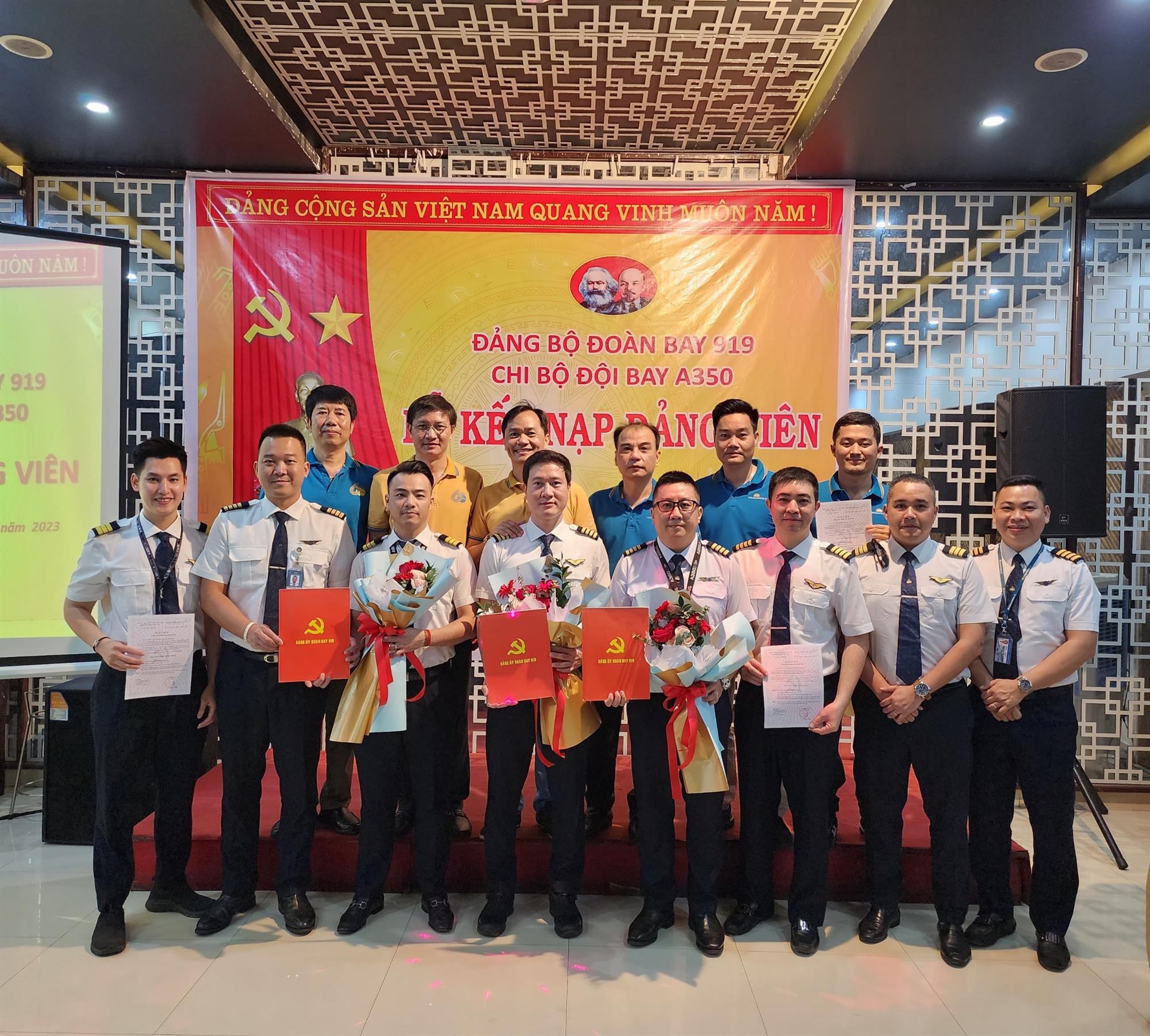 Chi bộ Đội bay A-350 đổi mới, sáng tạo trong hoạt động Về nguồn