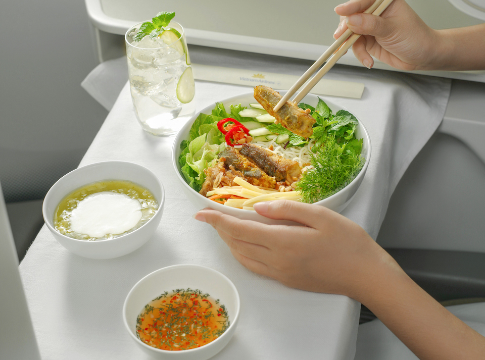 Chả cá Lã Vọng – Tinh hoa ẩm thực Hà thành xuất hiện trong thực đơn của VNA