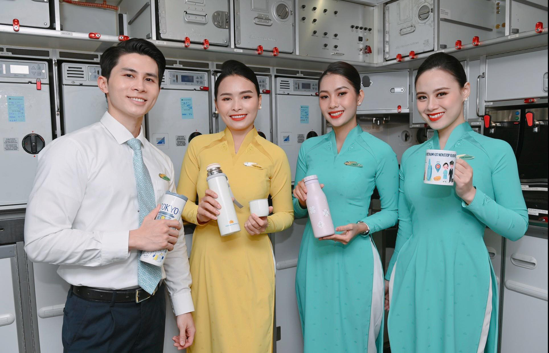 Mang bình nước cá nhân, cùng Vietnam Airlines tham gia thử thách ‘Chuyến bay bền vững’