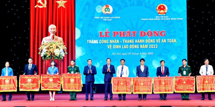 Đoàn bay 919 vinh dự là tập thể có thành tích xuất sắc trong phong trào “Xanh – Sạch – Đẹp, bảo đảm an toàn, vệ sinh lao động”
