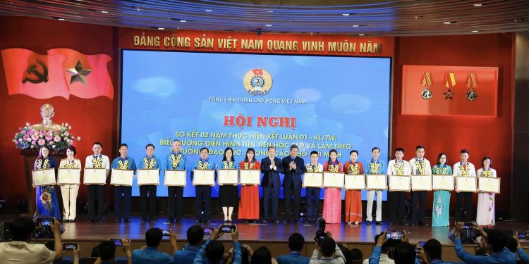 Biểu dương 133 tập thể, cá nhân điển hình công nhân, viên chức lao động làm theo Bác