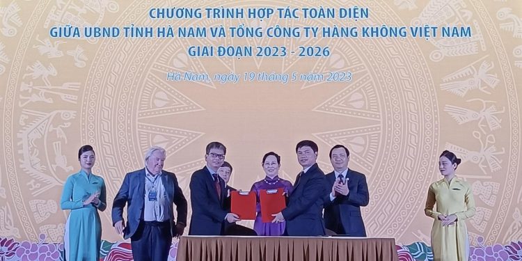 Vietnam Airlines ký kết hợp tác toàn diện với tỉnh Hà Nam