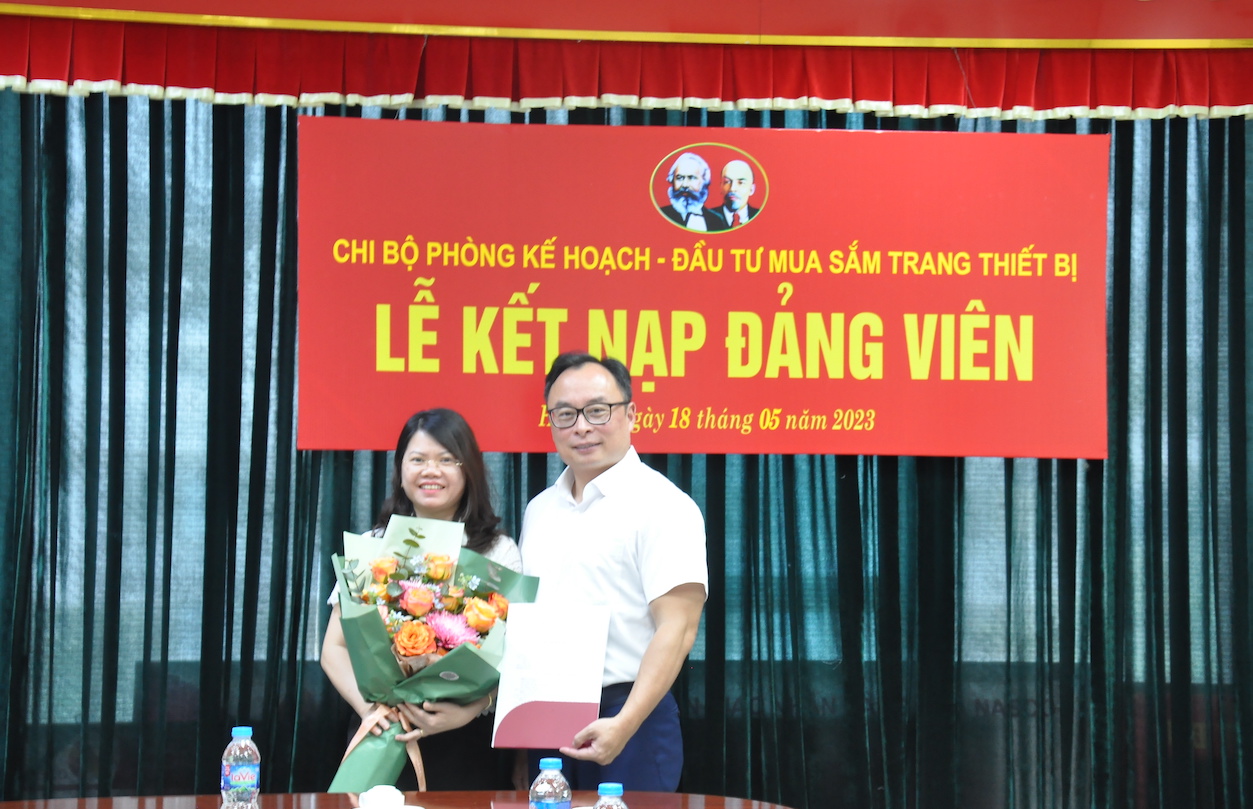 02 quần chúng ưu tú Công ty NASCO vinh dự được đứng trong hàng ngũ của đảng