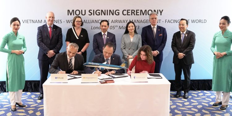 Vietnam Airlines đồng hành cùng Facing The World và The World Alliance of Airway Management hỗ trợ trẻ em dị tật sọ mặt