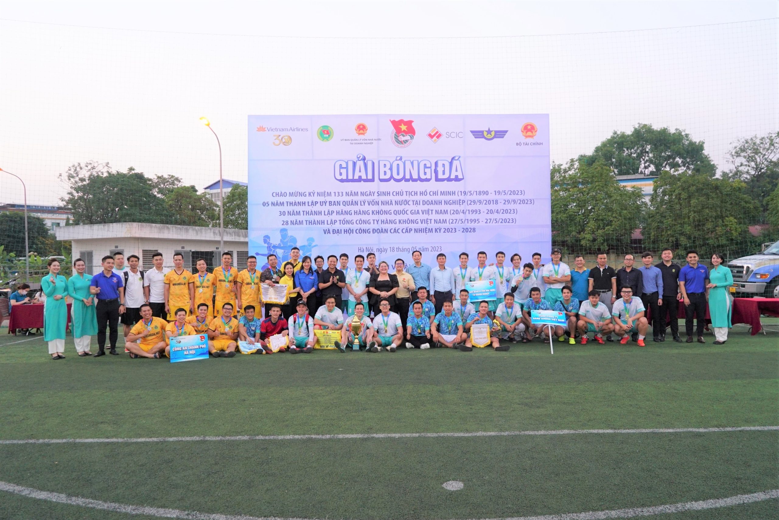 Giải bóng đá chào mừng các sự kiện lớn trong tháng 5