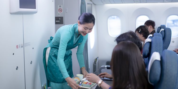 Tiếp viên VNA được bỏ đeo khẩu trang sau 3 năm 4 tháng