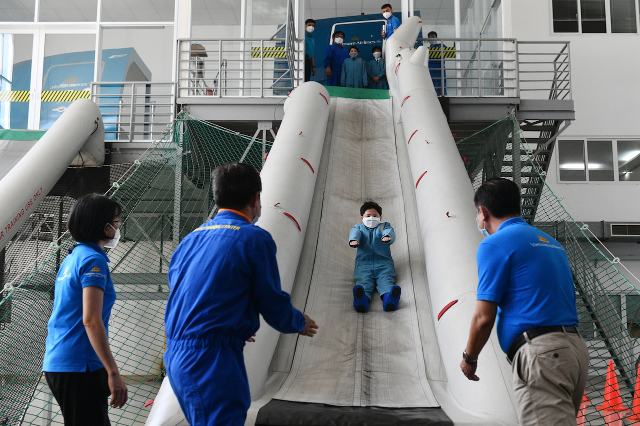 Cảnh giác trại hè hướng nghiệp hàng không giả mạo