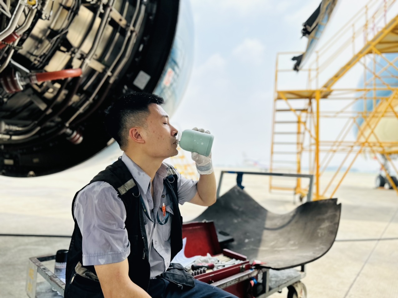 Thợ máy VAECO Nội Bài vượt nắng nóng, duy trì chất lượng công việc