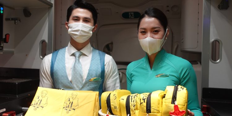 [Mini game] Đã có danh sách 10 CBNV trúng túi tái chế từ áo phao phiên bản “li-mít-tựt”