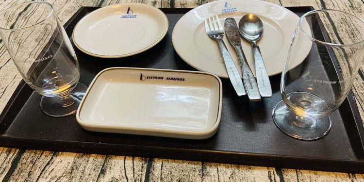 [Kỷ vật]Dụng cụ suất ăn trên khoang Thương gia với Logo cũ – Kỷ niệm về một thời để nhớ