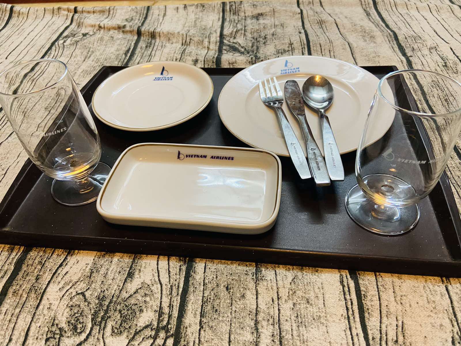 [Kỷ vật]Dụng cụ suất ăn trên khoang Thương gia với Logo cũ – Kỷ niệm về một thời để nhớ