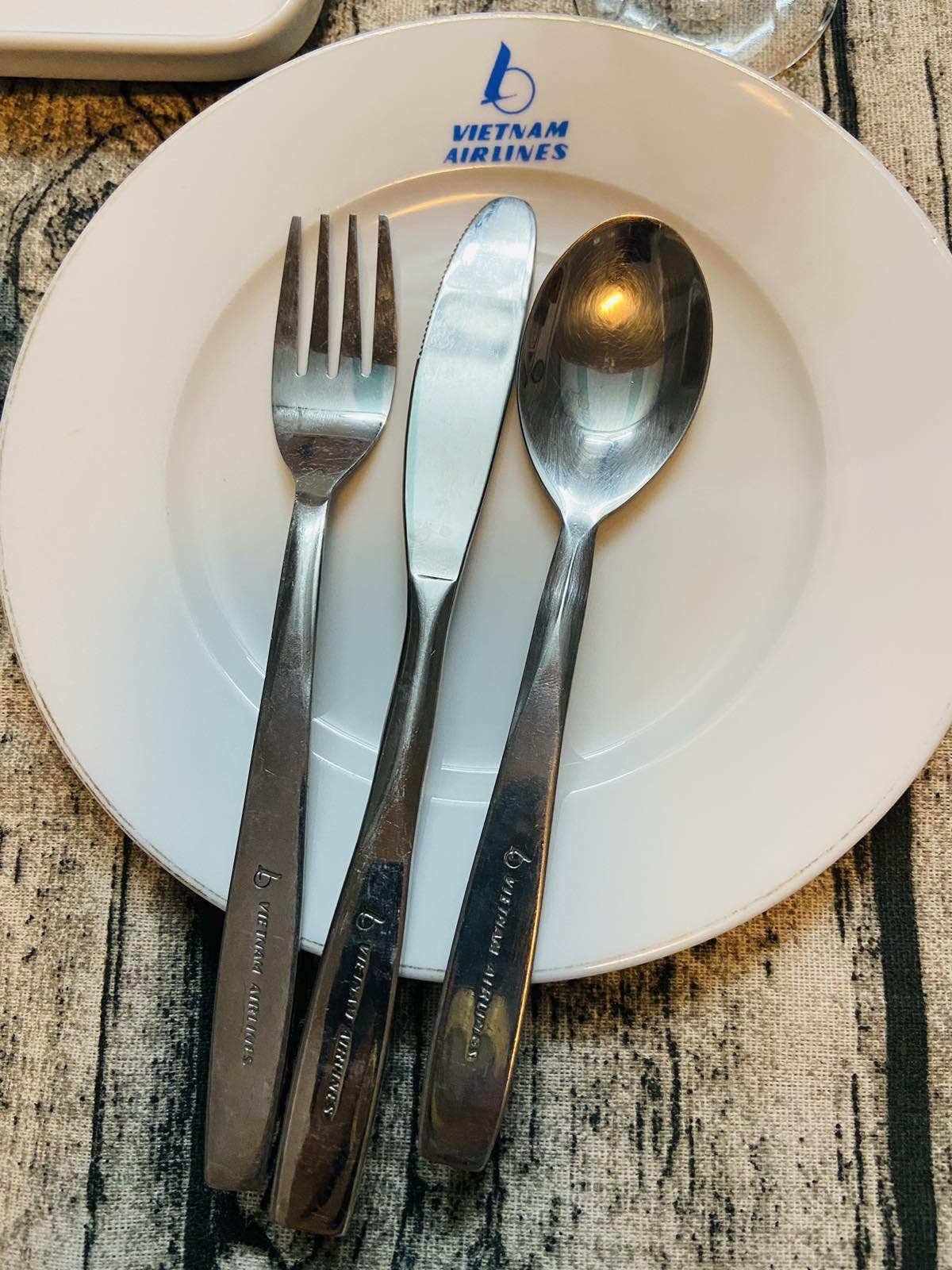 [Kỷ vật]Dụng cụ suất ăn trên khoang Thương gia với Logo cũ – Kỷ niệm về một thời để nhớ