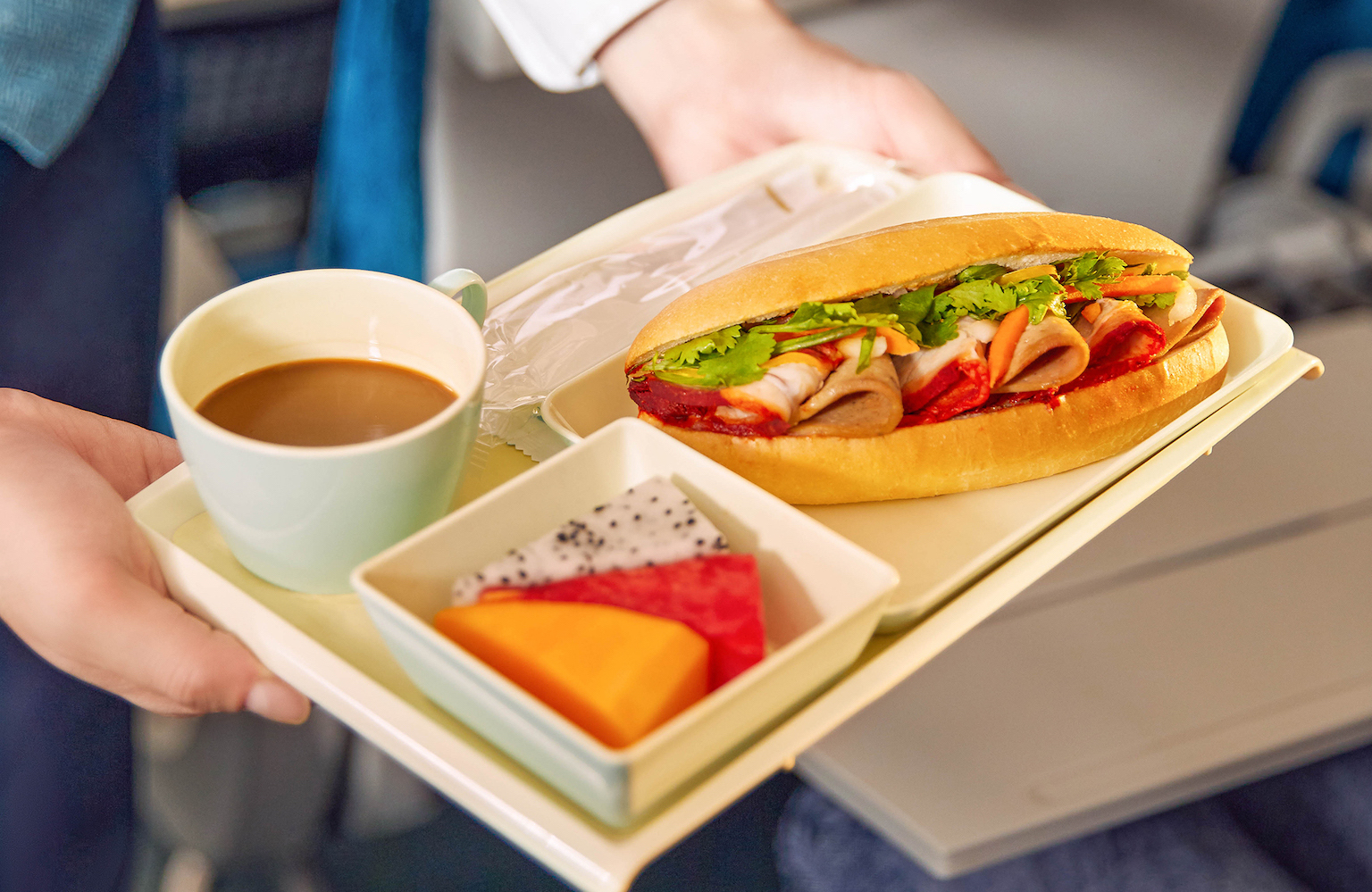 “Uplifting Service – Câu chuyện từ chiếc bánh mỳ xá xíu trên chuyến bay VNA”