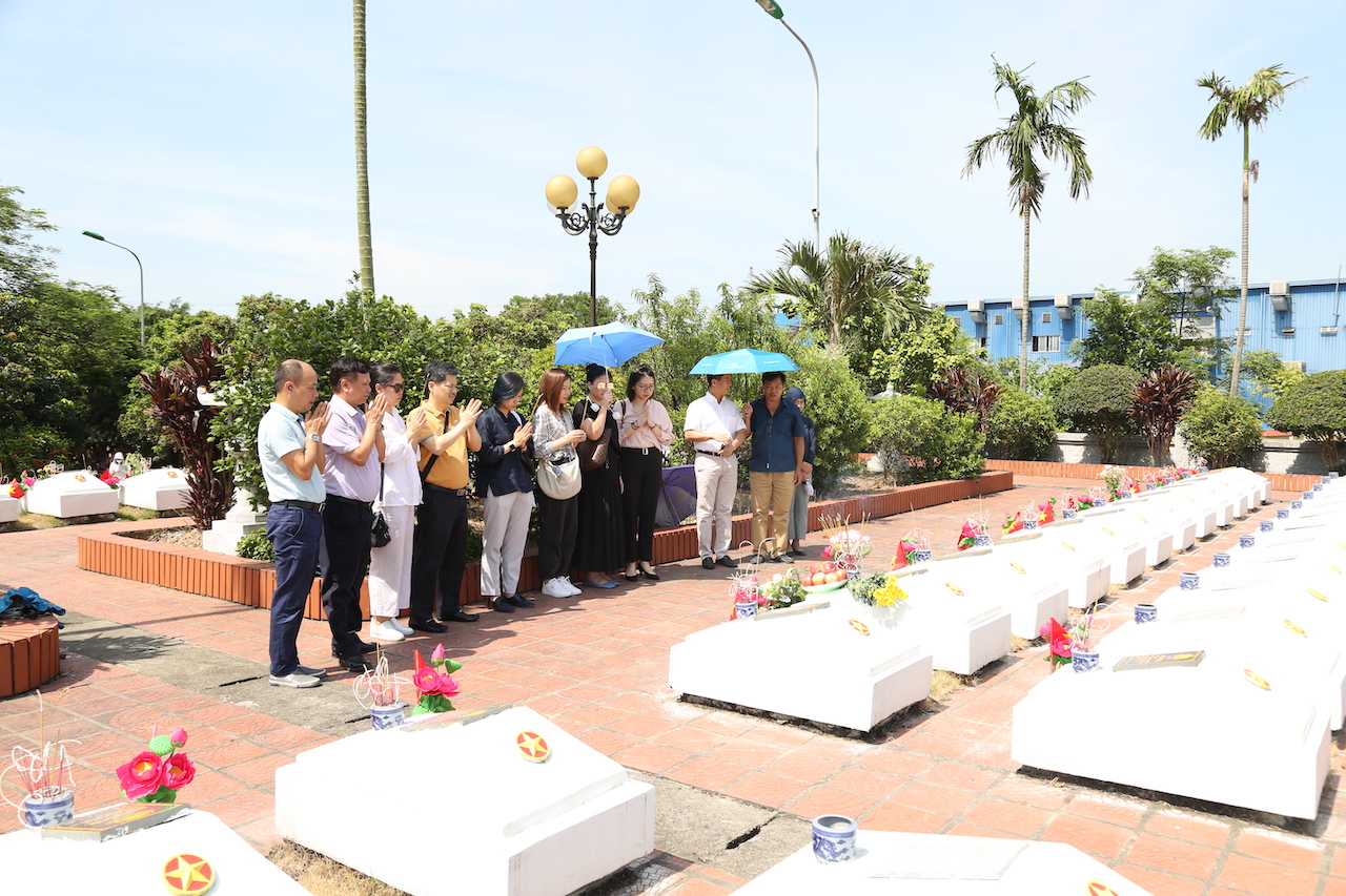 [27/7] Tạp chí Heritage tổ chức dâng hương tại Nghĩa trang liệt sỹ huyện Văn Lâm