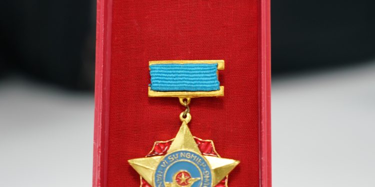 [Kỷ vật] Kỷ niệm chương và tấm huy chương mang dấu ấn lịch sử