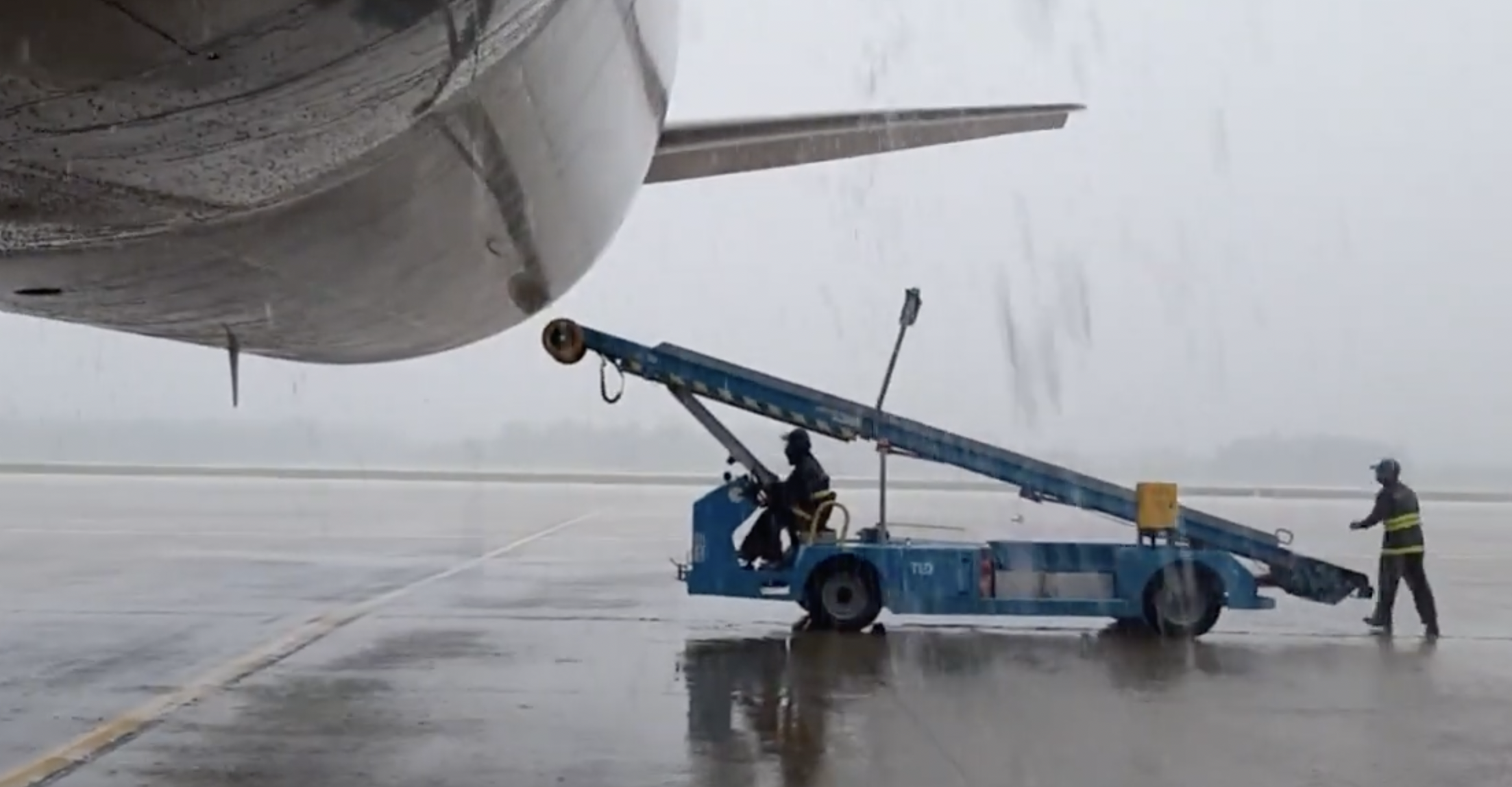 [Khi tôi 30] “Mưa Phi Trường”