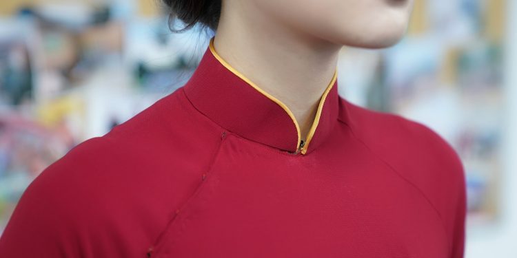 Tà áo dài đỏ – Ký ức một thời của những tiếp viên hàng không