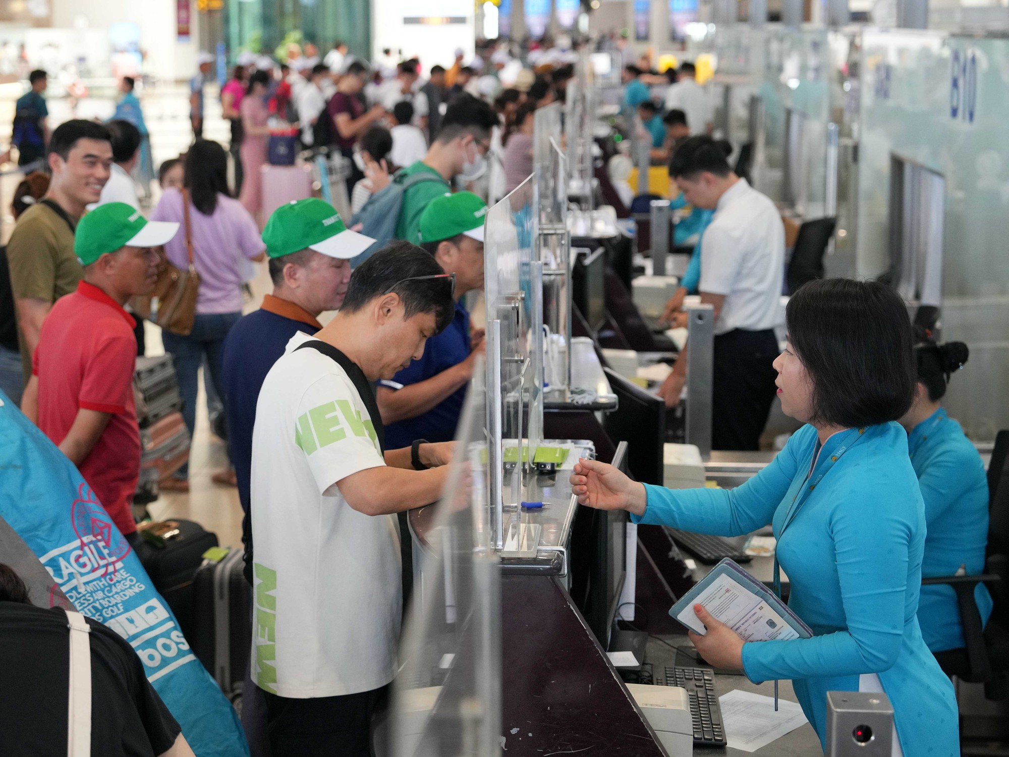 Nữ nhân viên check-in sân bay: Nuốt nước mắt khi bị khách quát mắng