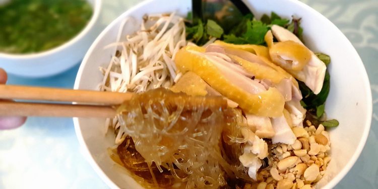 Chua cay, nóng hổi, béo giòn với Bún riêu, Phở gà và Bánh mỳ sốt vang