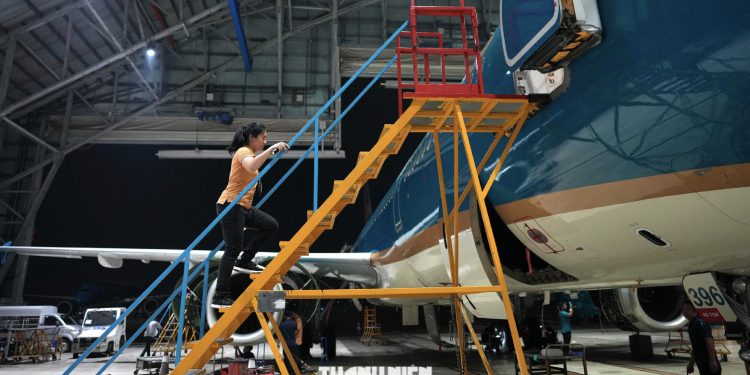[Thanh niên] Nữ kỹ sư sửa máy bay ở Tân Sơn Nhất: Thay lốp máy bay dễ hơn thay lốp xe máy