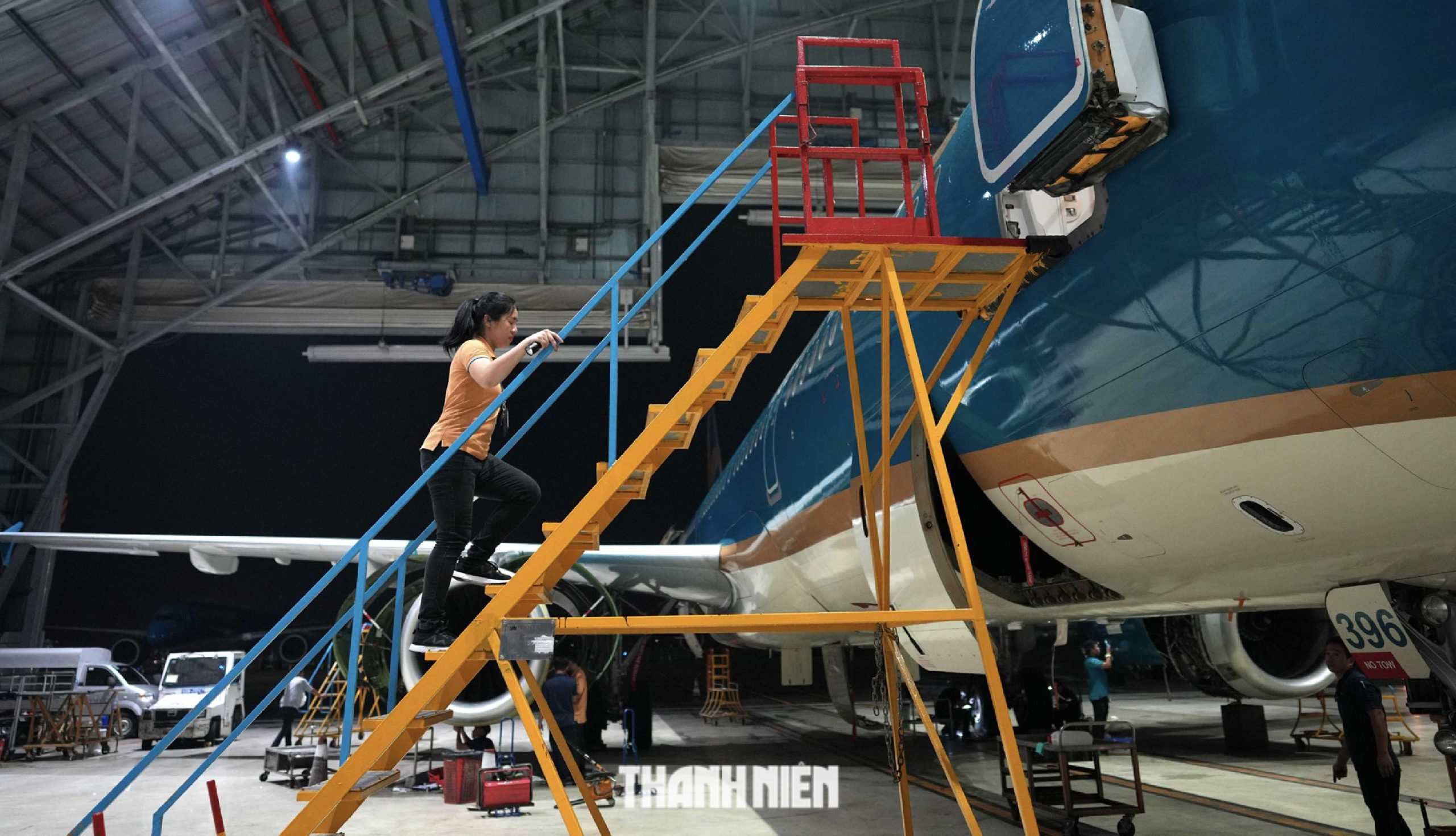 [Thanh niên] Nữ kỹ sư sửa máy bay ở Tân Sơn Nhất: Thay lốp máy bay dễ hơn thay lốp xe máy