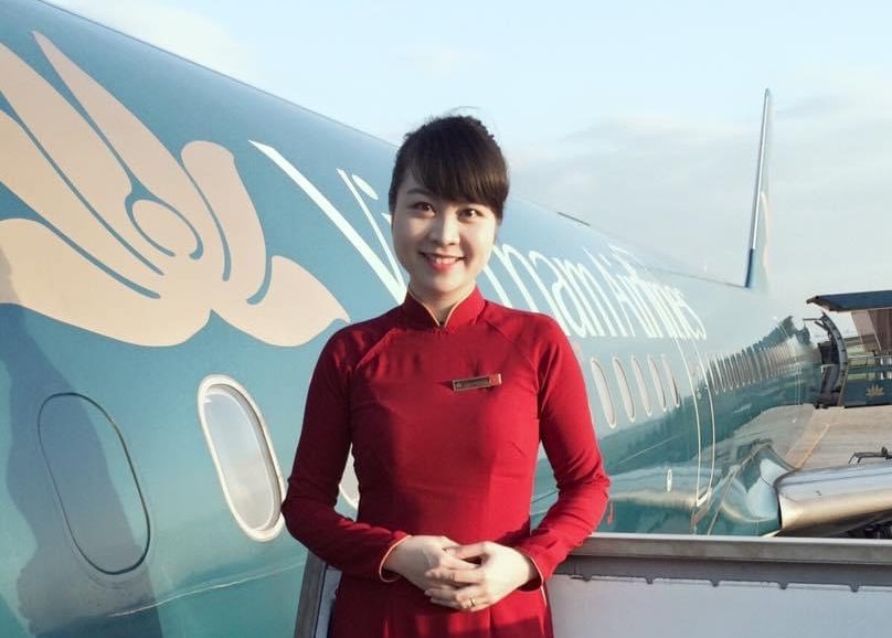 Tà áo dài đỏ – Ký ức một thời của những tiếp viên hàng không