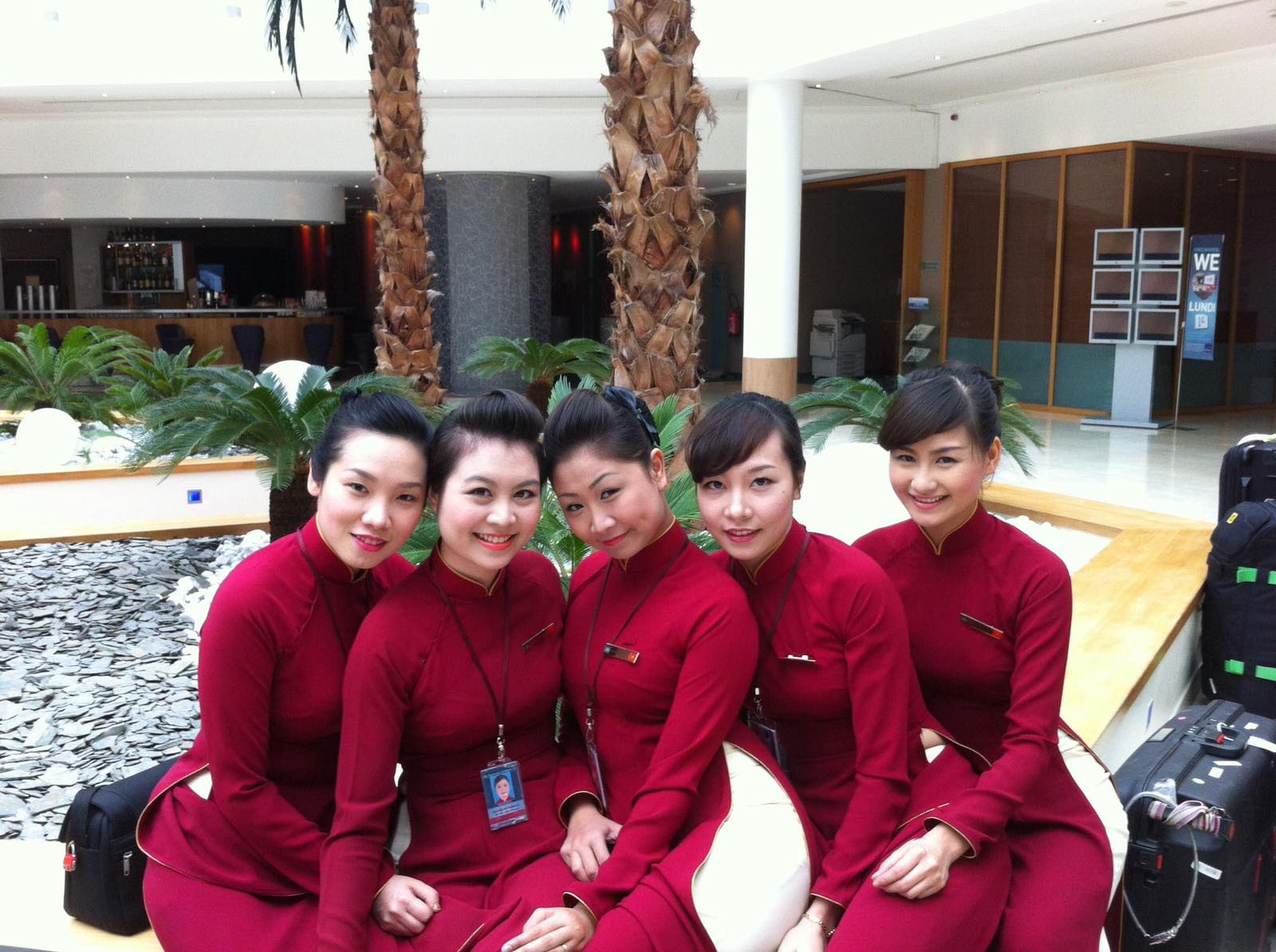 Tà áo dài đỏ – Ký ức một thời của những tiếp viên hàng không