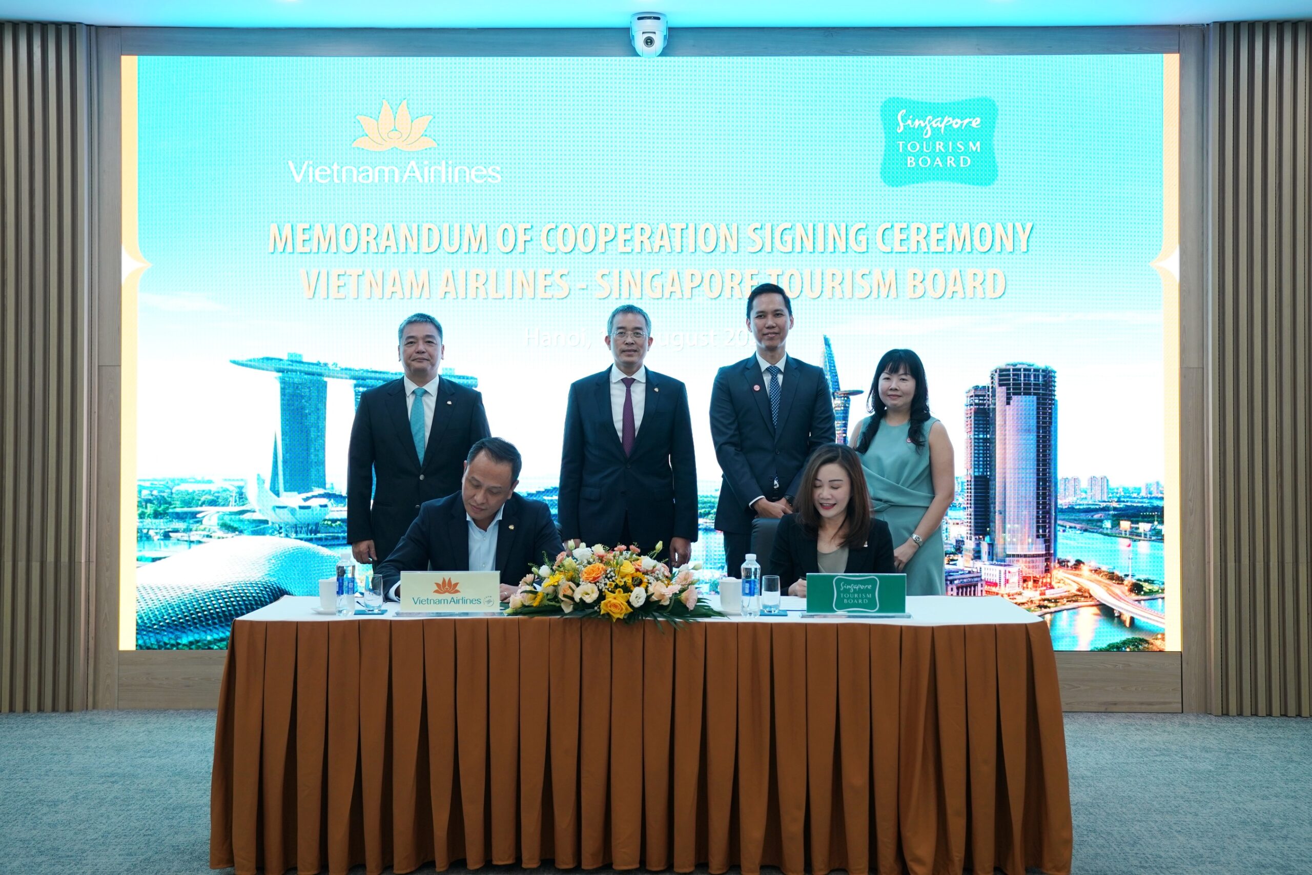 Vietnam Airlines and Singapore Tourism Board sign Memorandum of Cooperation to promote travel to Singapore