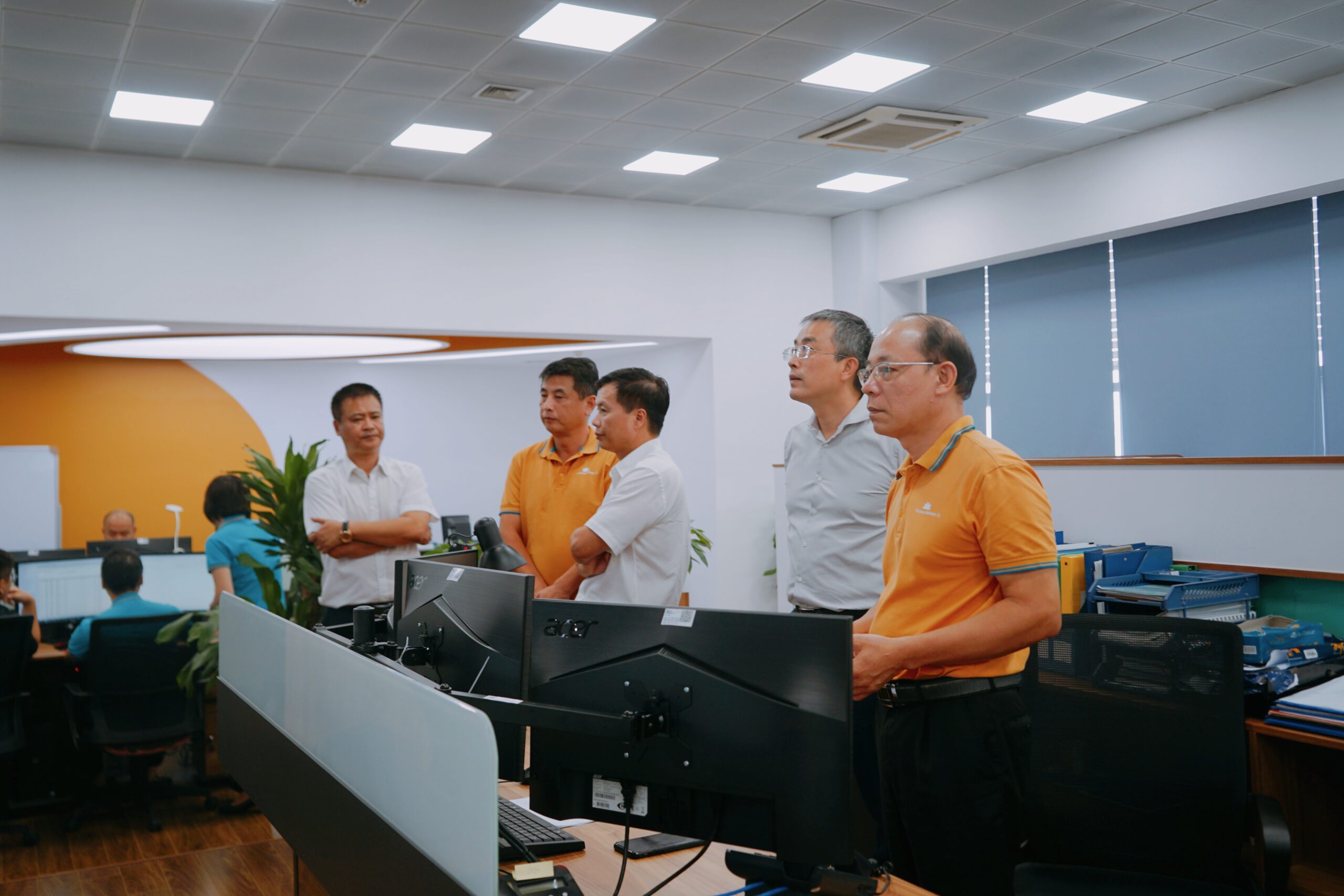 Chủ tịch HĐQT thăm và chúc mừng cơ sở mới của Trung tâm Điều hành Khai thác